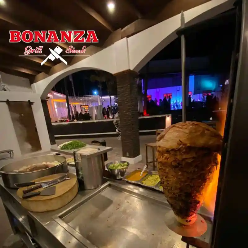 Trompo al Pastor con suadero chorizo y bistec 2 | Taquizas en Querétaro